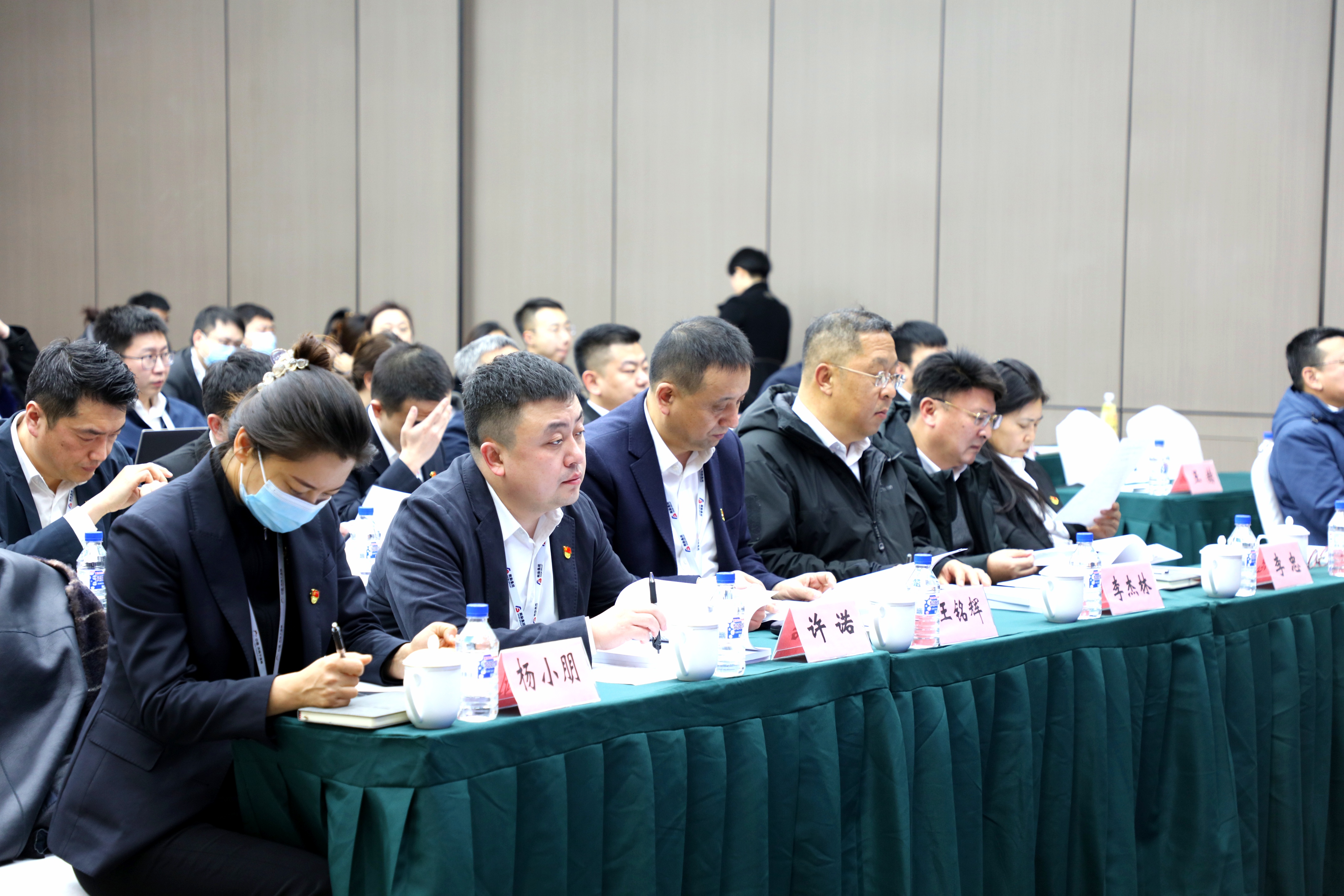 集團舉行機關(guān)中層干部、借調和駐村干部2022年度述職測評會(huì )議